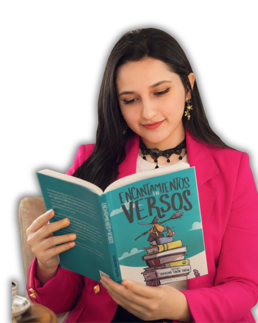 Tina Tobón leyendo su libro Encantamientos en versos